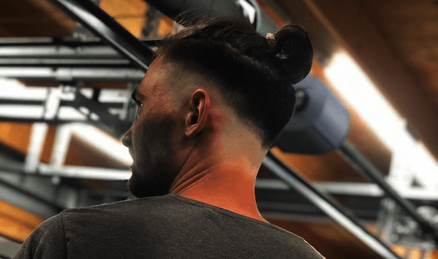 Man Bun mit sauber rasierten Seiten